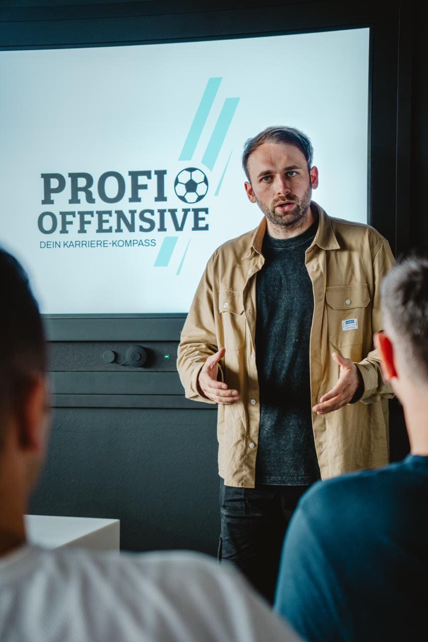 Profi Offensive Kontakt Profi Offensive Kontakt – Persönliche Beratung für Fußballtalente